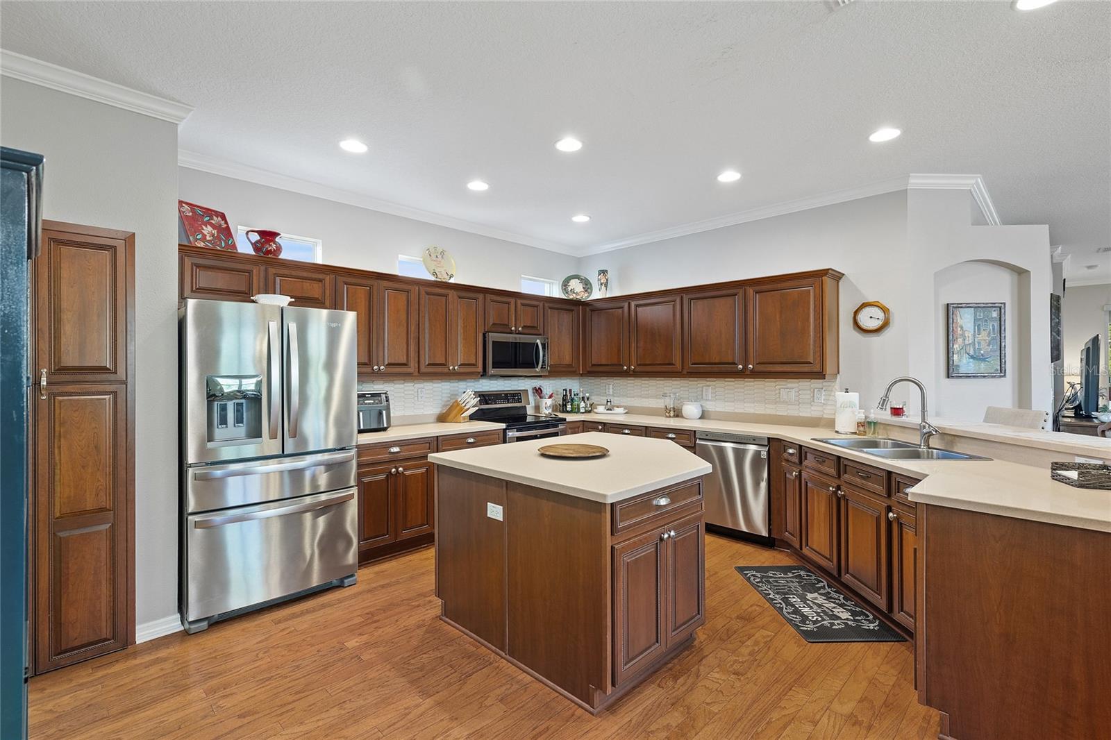KITCHEN WITH STAINLESS STEEL APPLIANCES