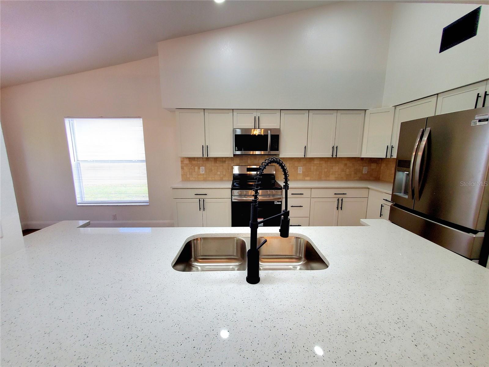 QUARTZ COUNTERTOP