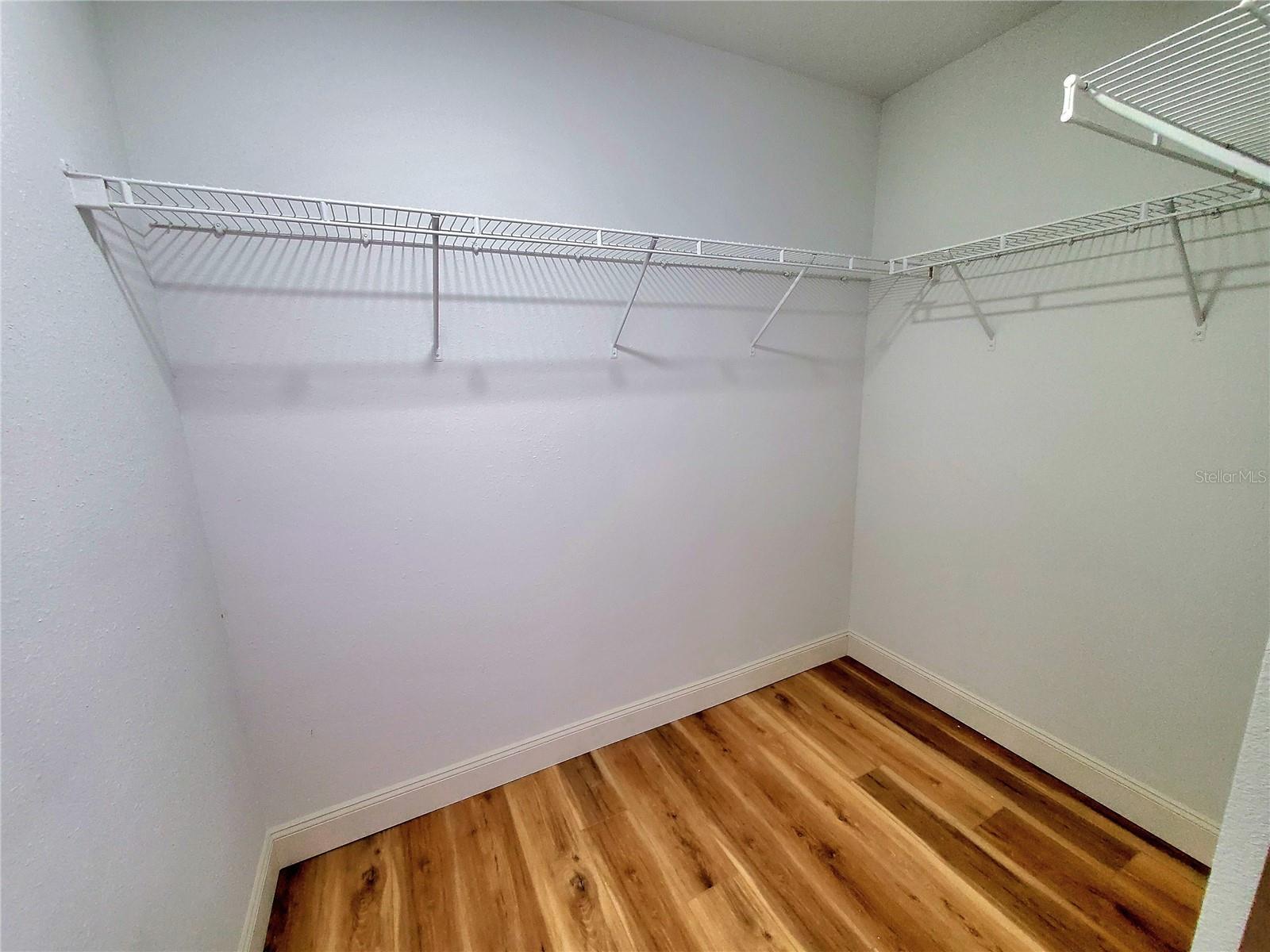 WALK-IN CLOSET