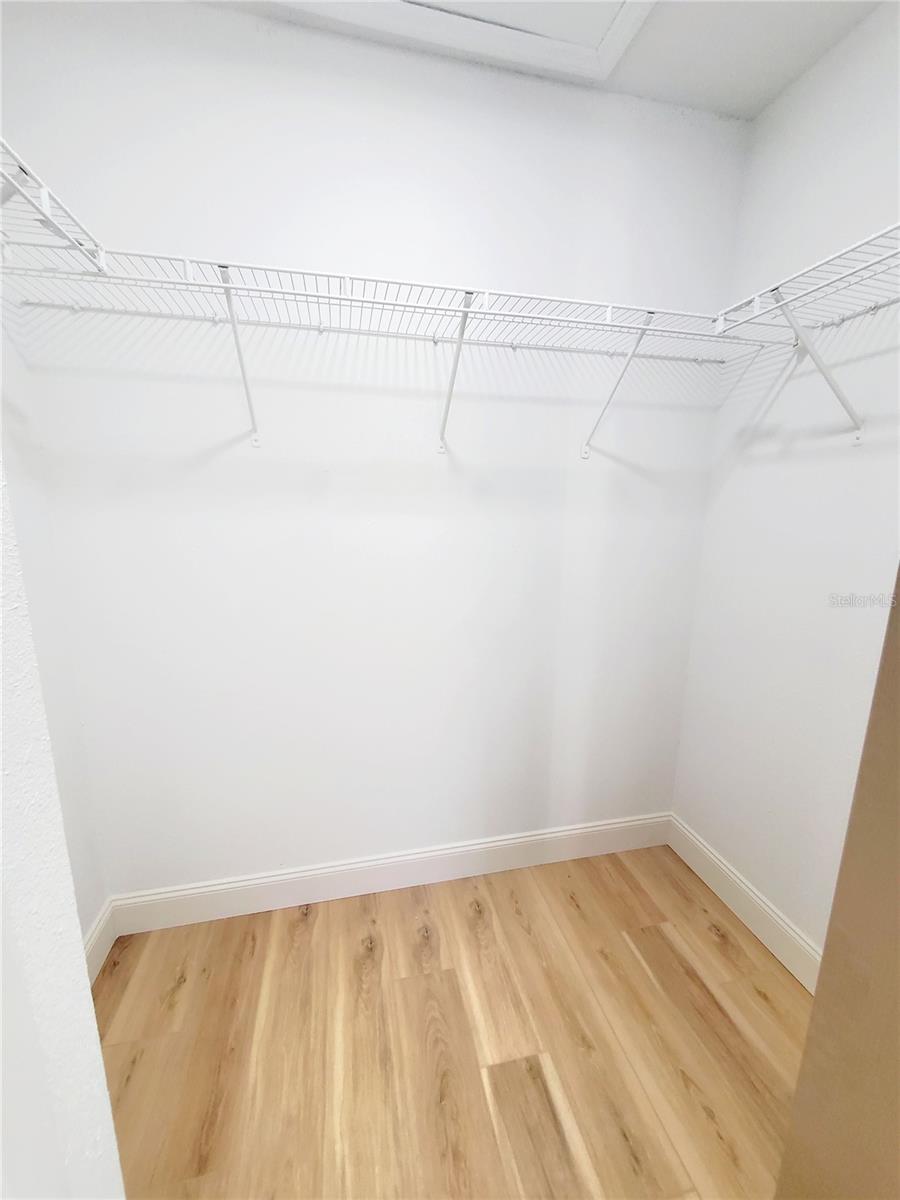 WALK-IN CLOSET 2