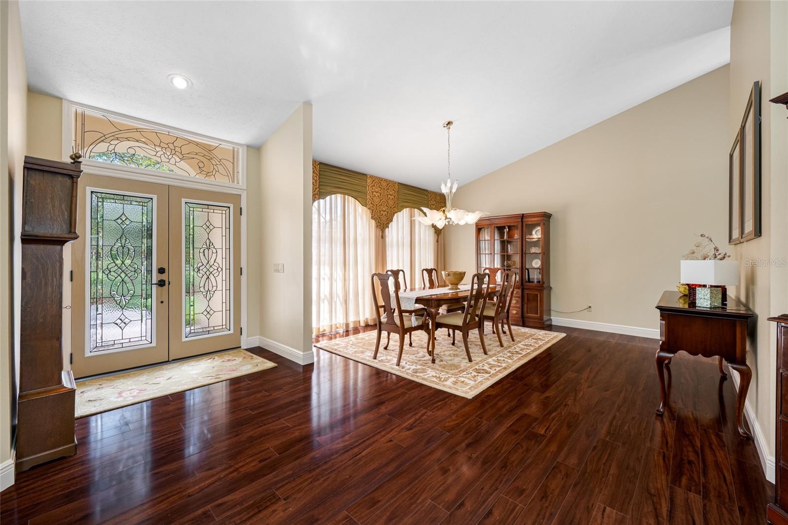 Foyer / Dining room
