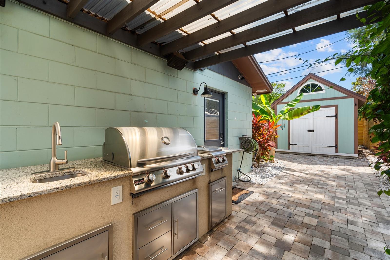 High-End Outdoor Kitchen