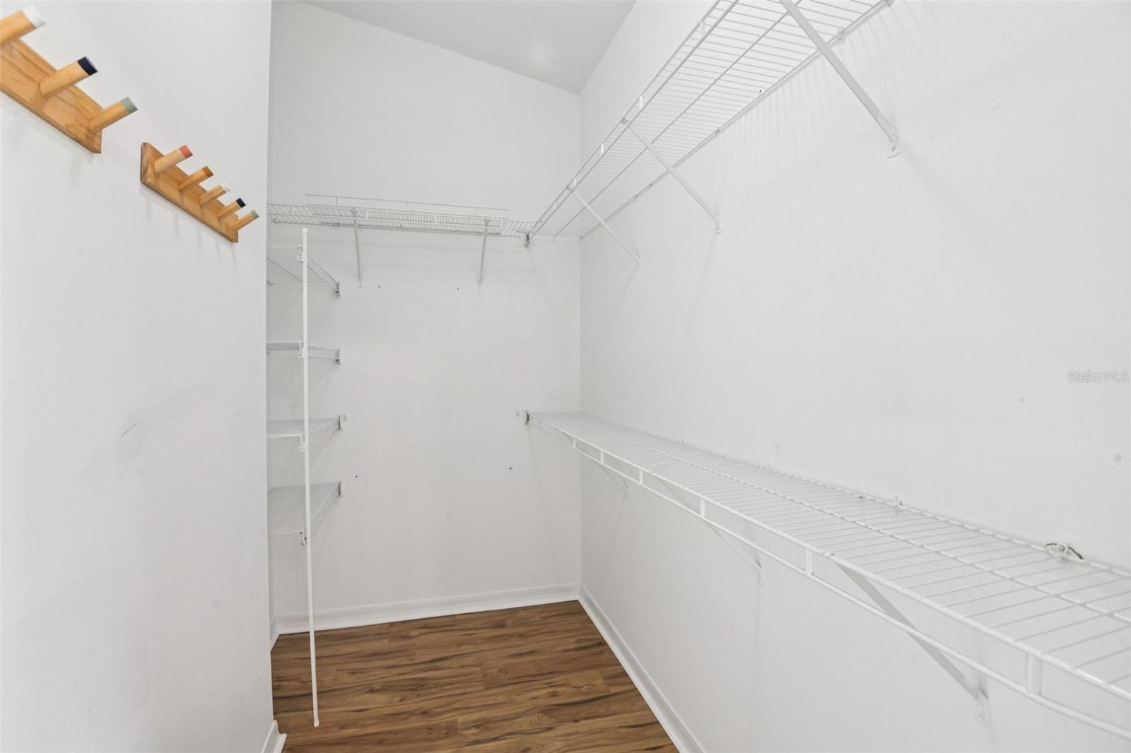 Walk-in closet Suite 1