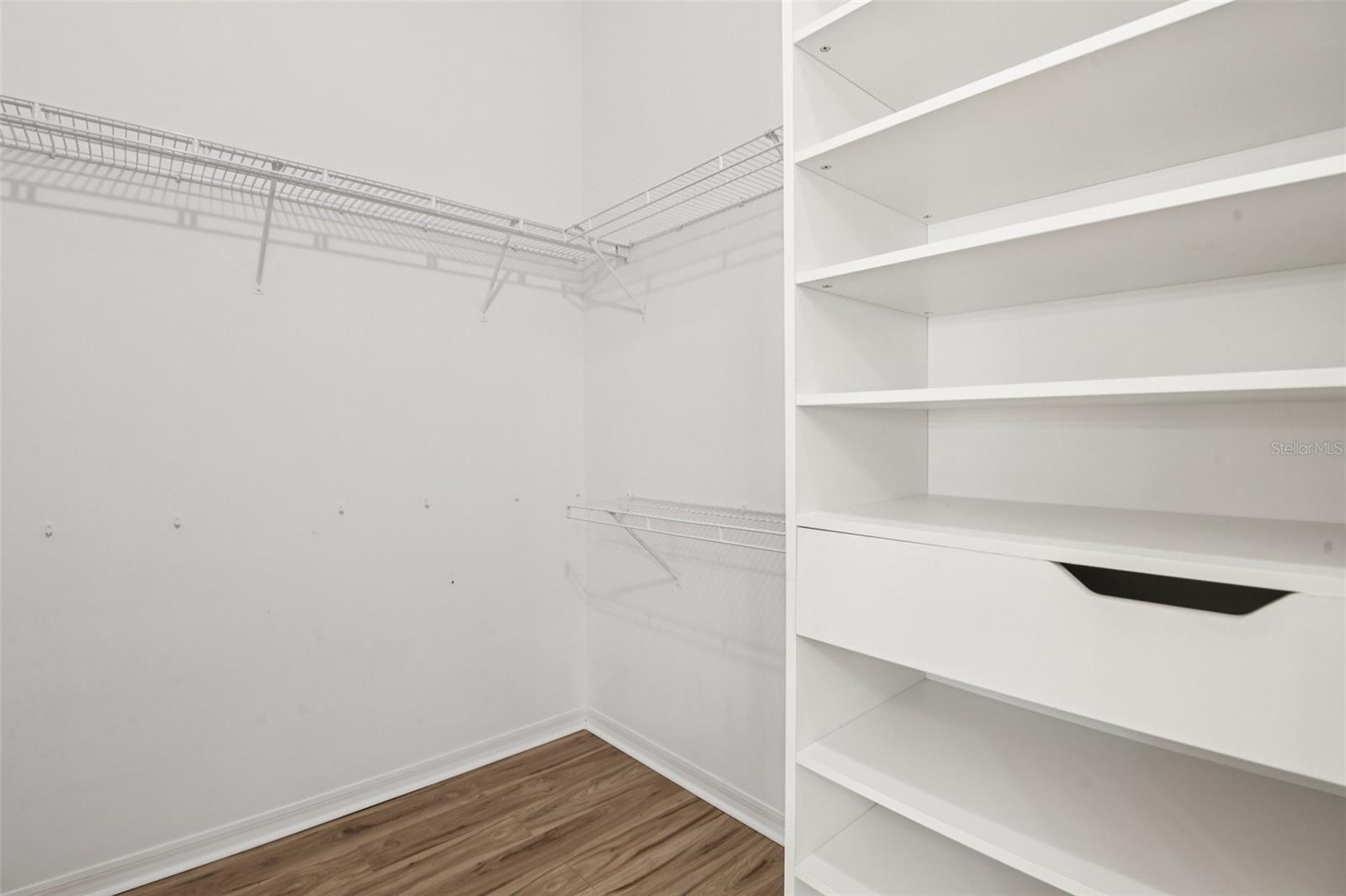 Walk-in closet Suite 2