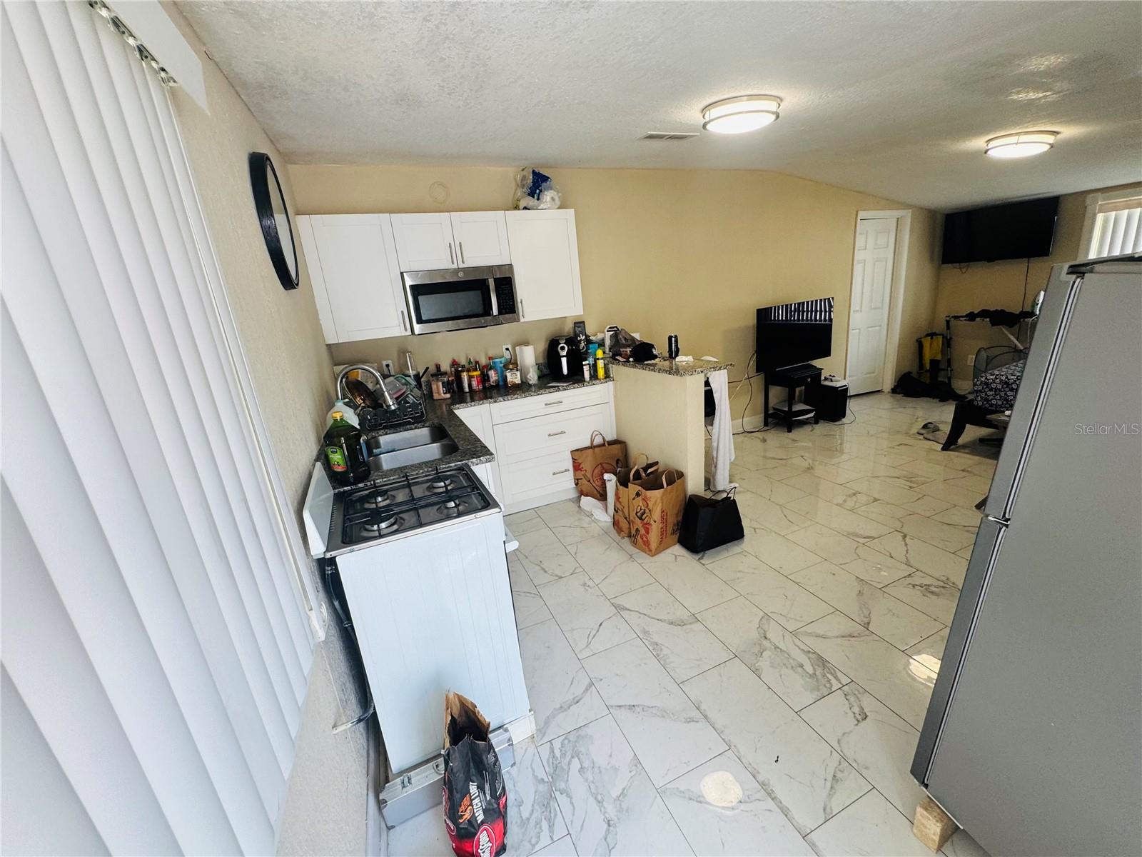 Efficiency Kitchen/Dining Beddroom Combo