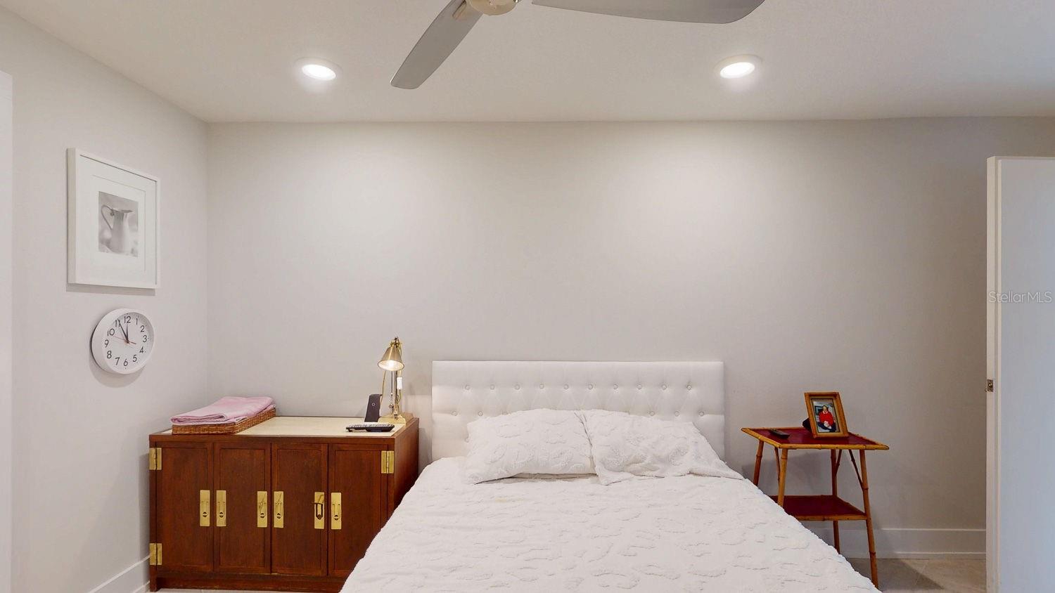 2nd Bedroom with en-suite bathroom and walk in closet