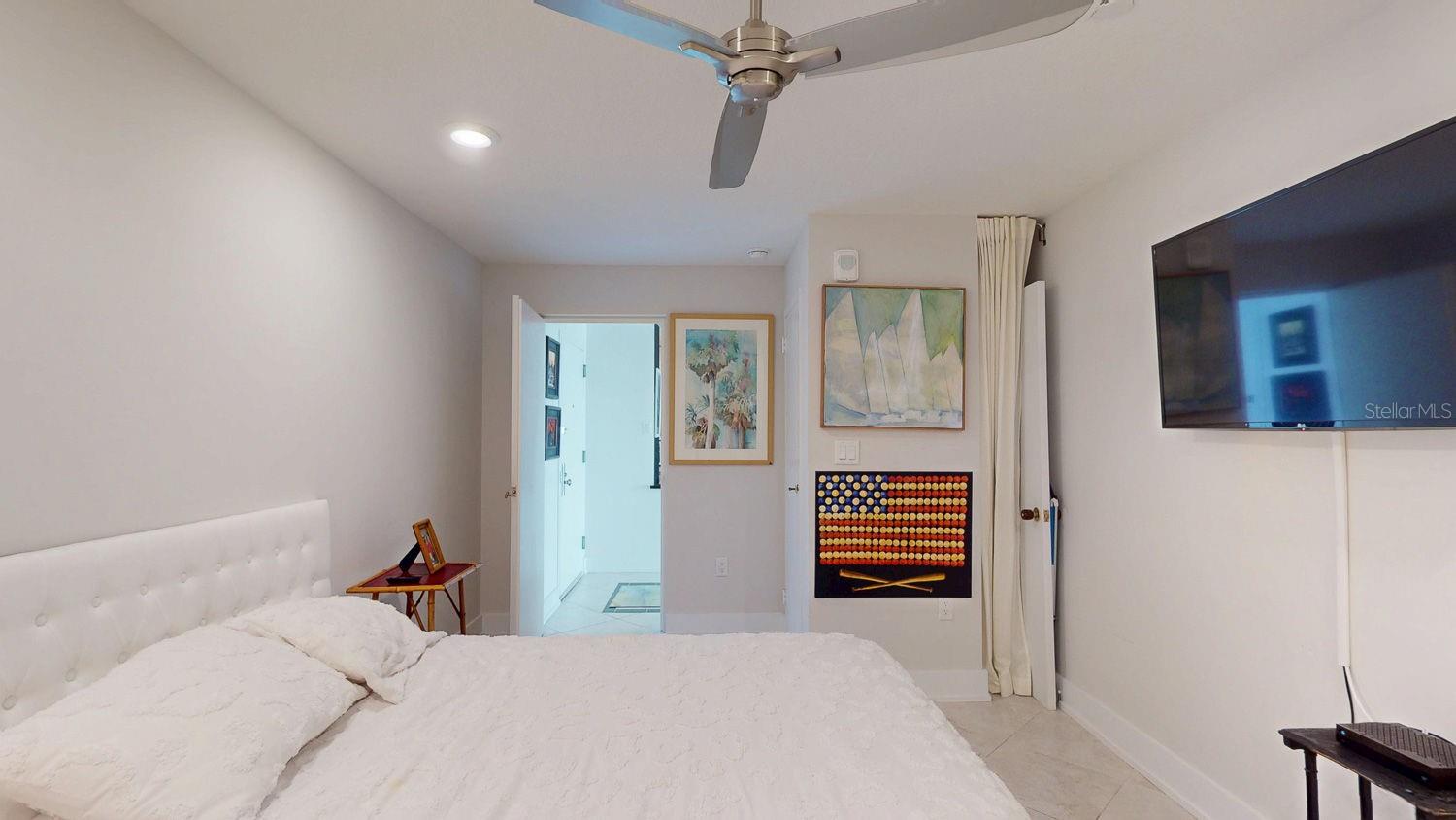 2nd Bedroom with en-suite bathroom and walk in closet