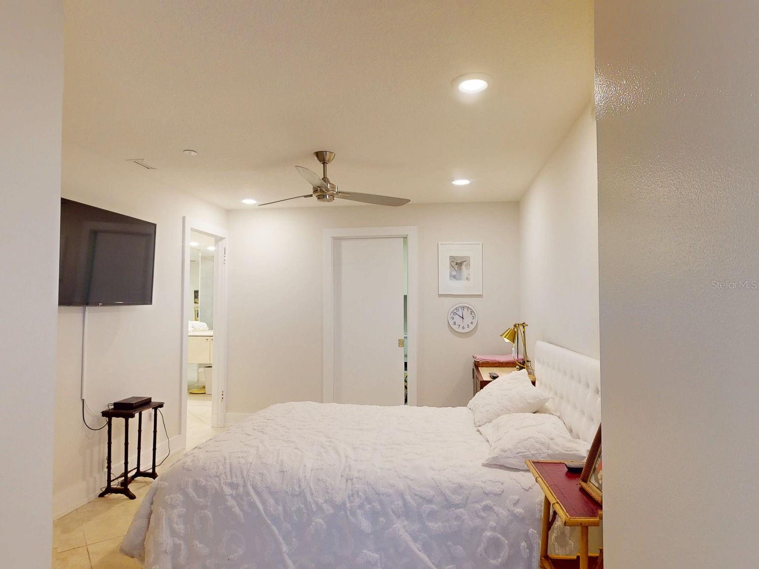 2nd Bedroom with en-suite bathroom and walk in closet