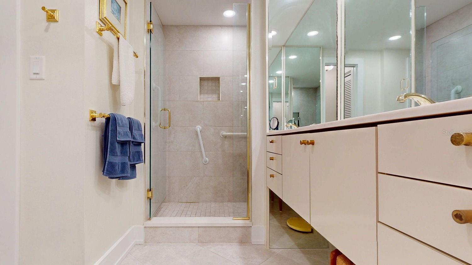 2nd Bedroom with en-suite bathroom and walk in closet