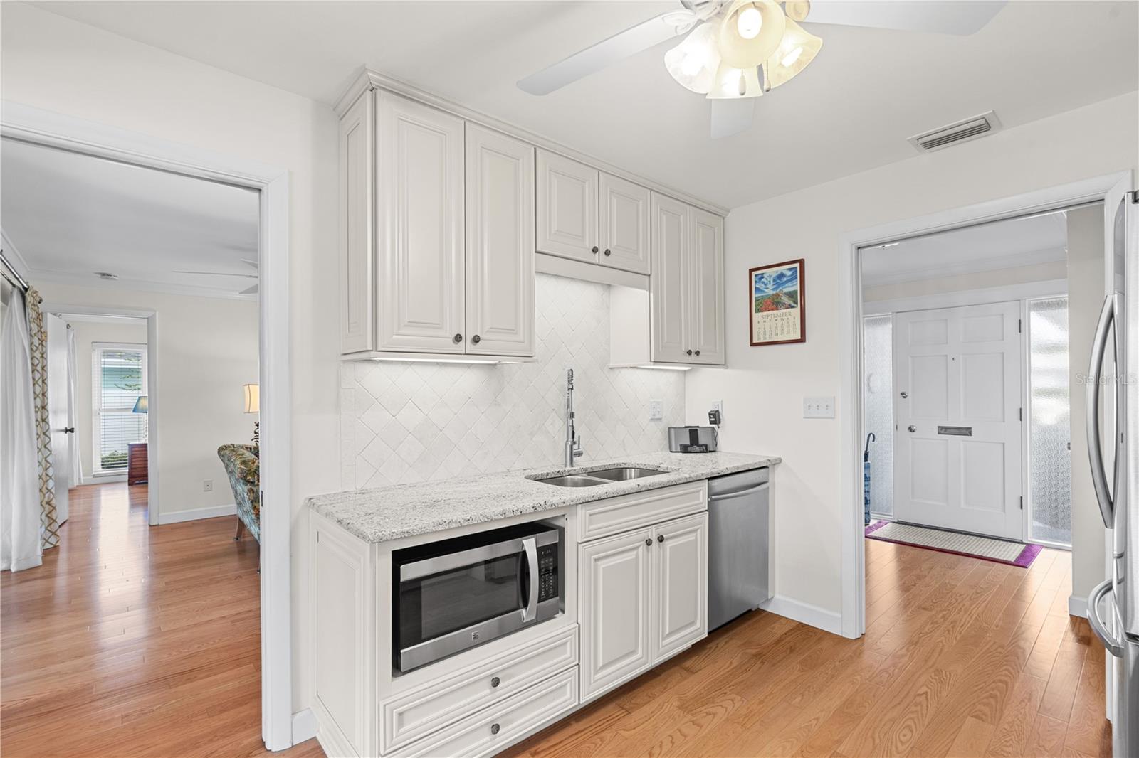 Beautiful Bright Kitchen