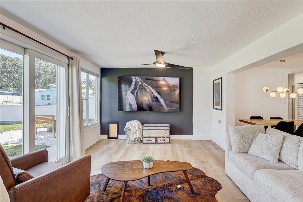 Living rooms showing an 85 inch tv