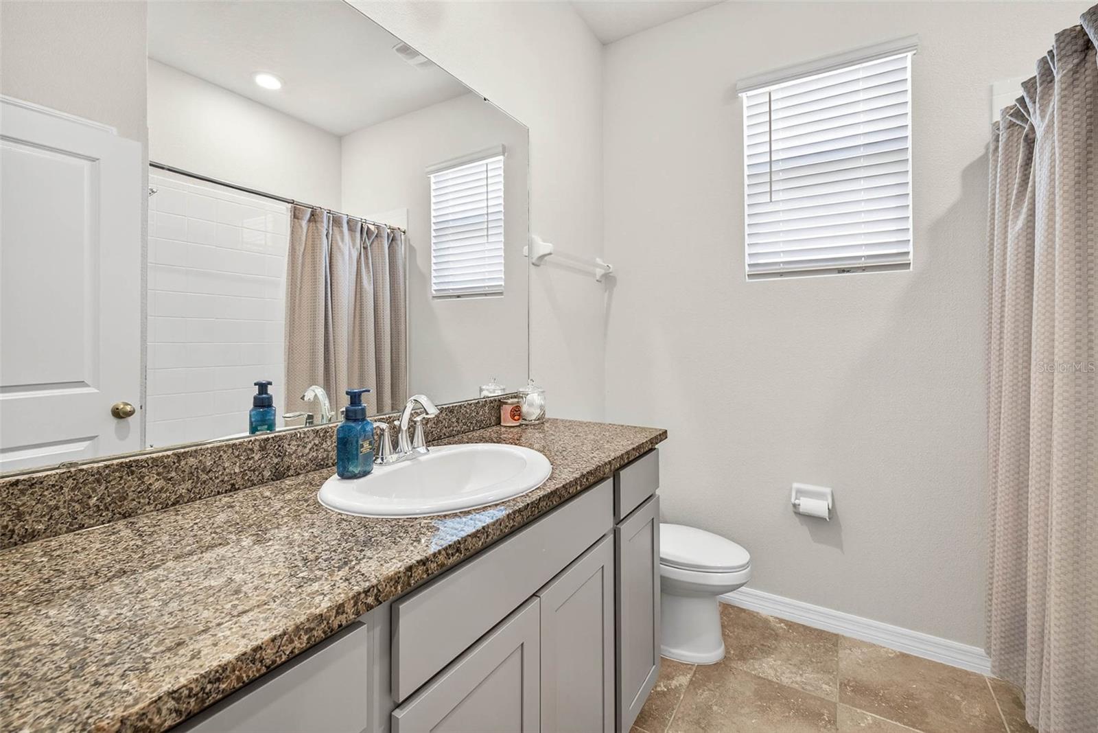 Full bathroom 2