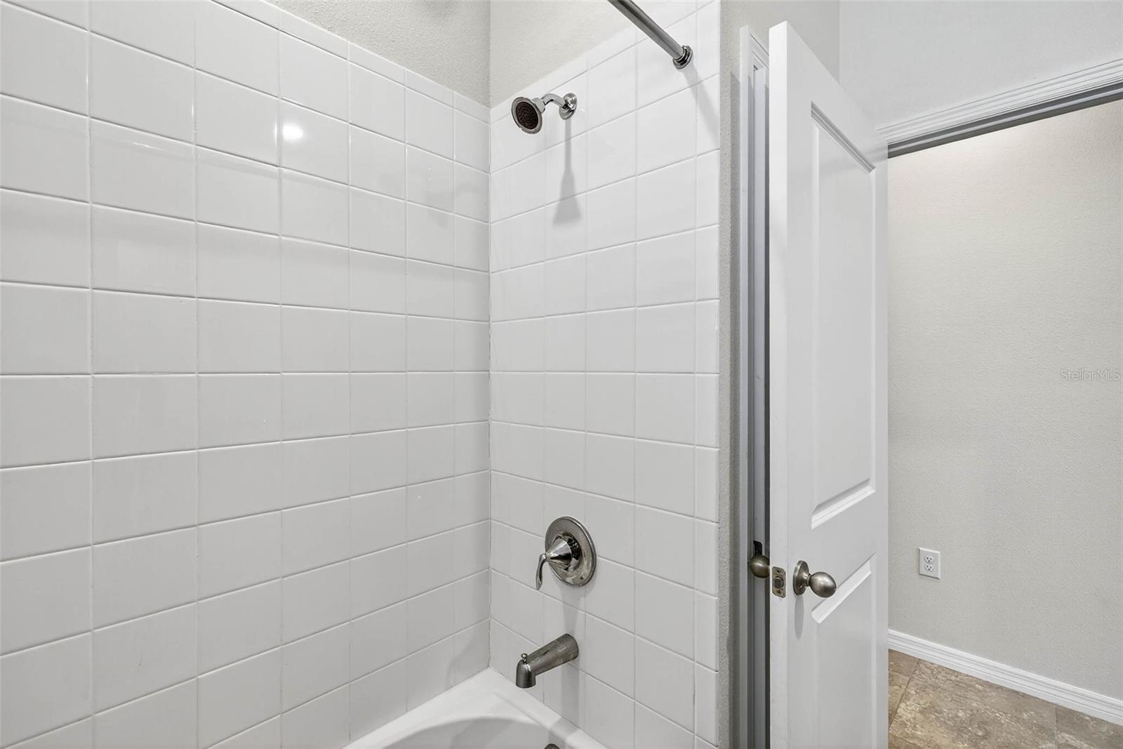 Full bathroom 2 has tub/shower