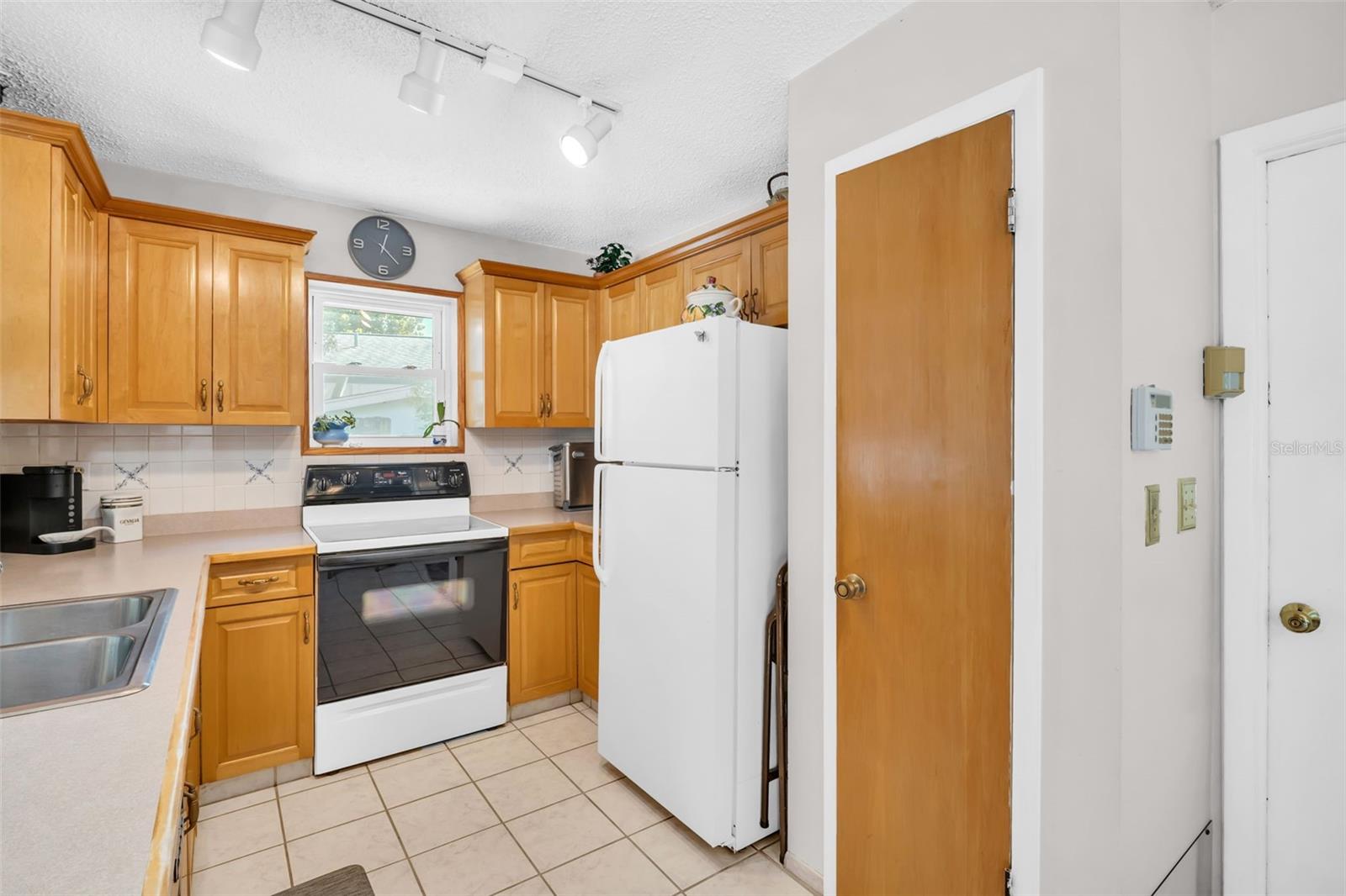 kitchen-real wood cabinets