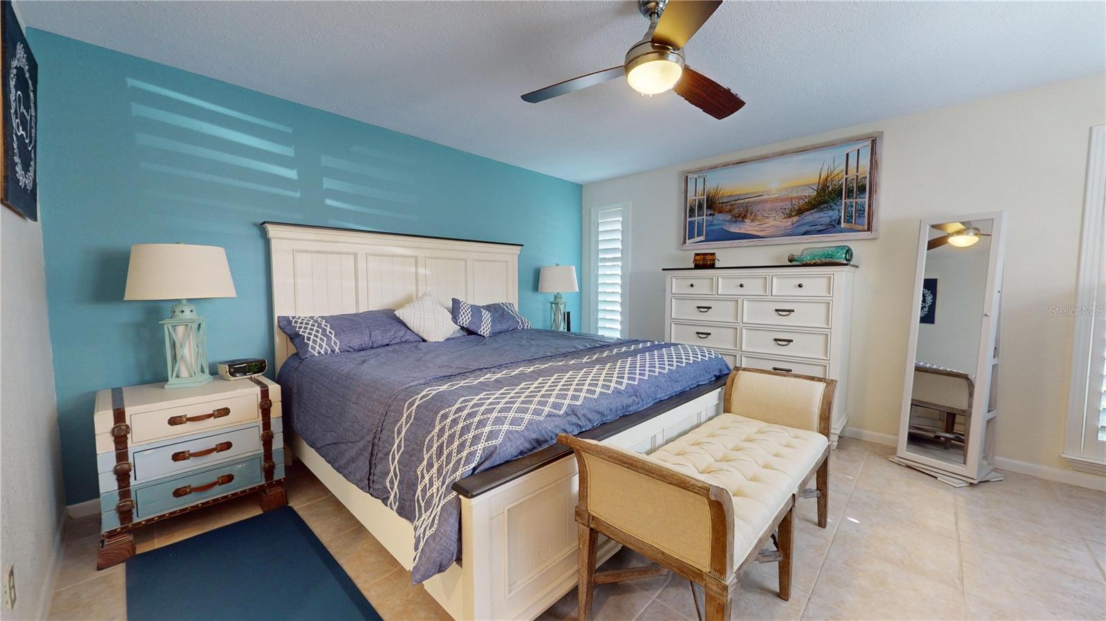 Primary Bedroomw/ensuite bathroom