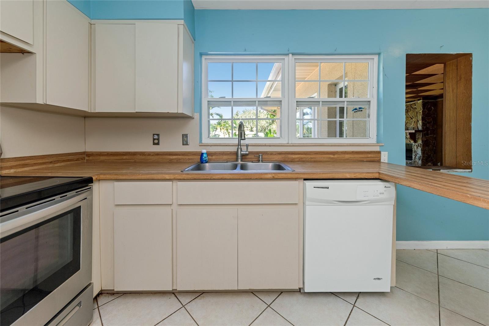 Kitchen - Right View