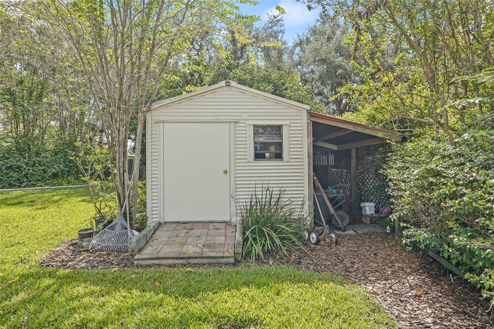 This perfect size workshop has electric and waiting for you to tinker!