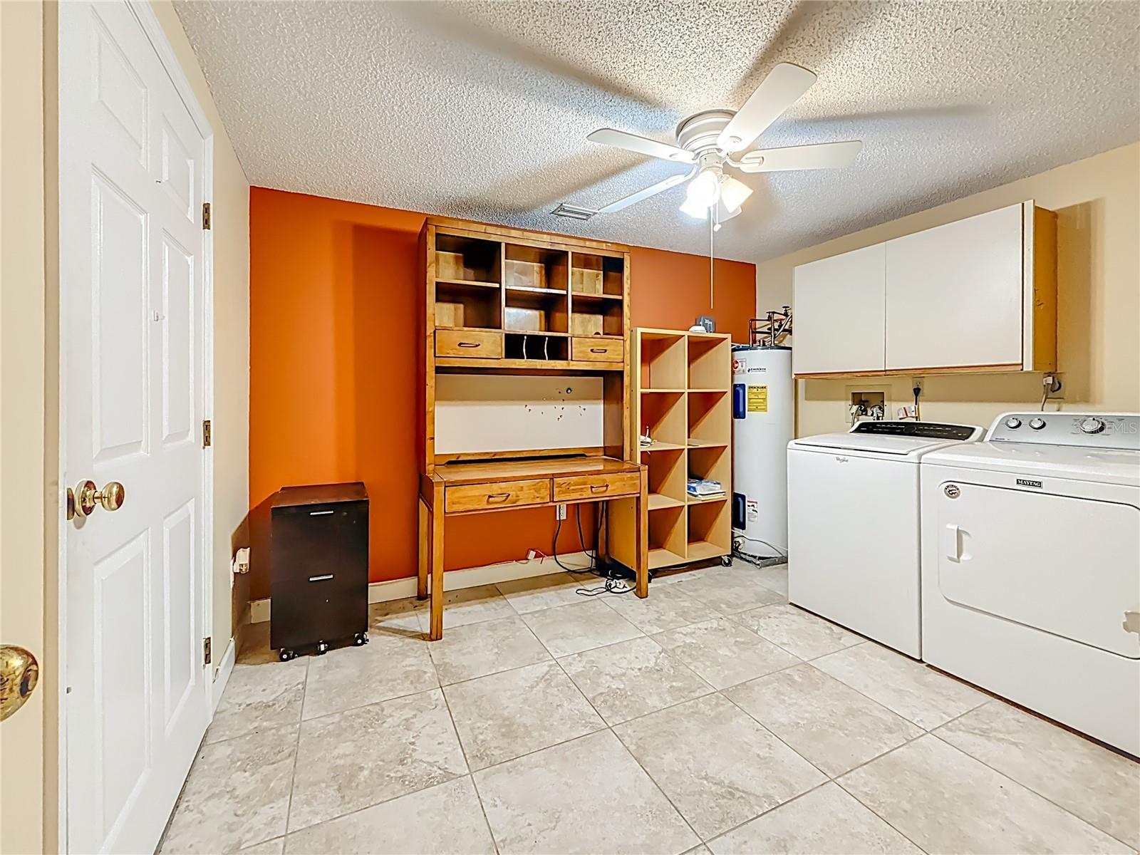 Bonus room-laundry and office