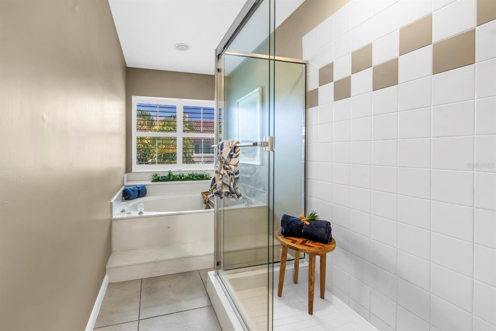 Jetted Soaking Tub, Walk-in Glass Enclosed Shower
