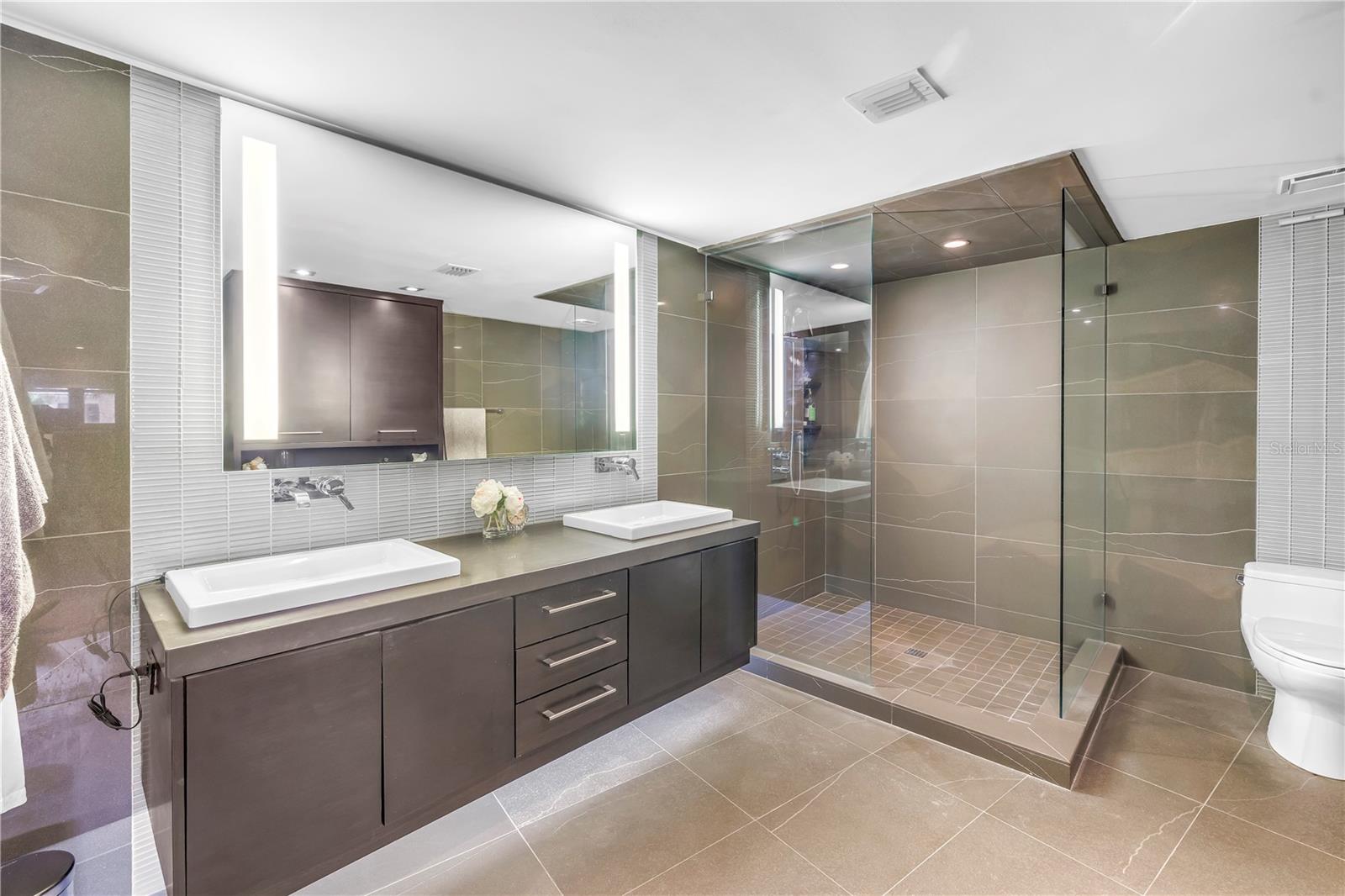 master bath with dual vanilty