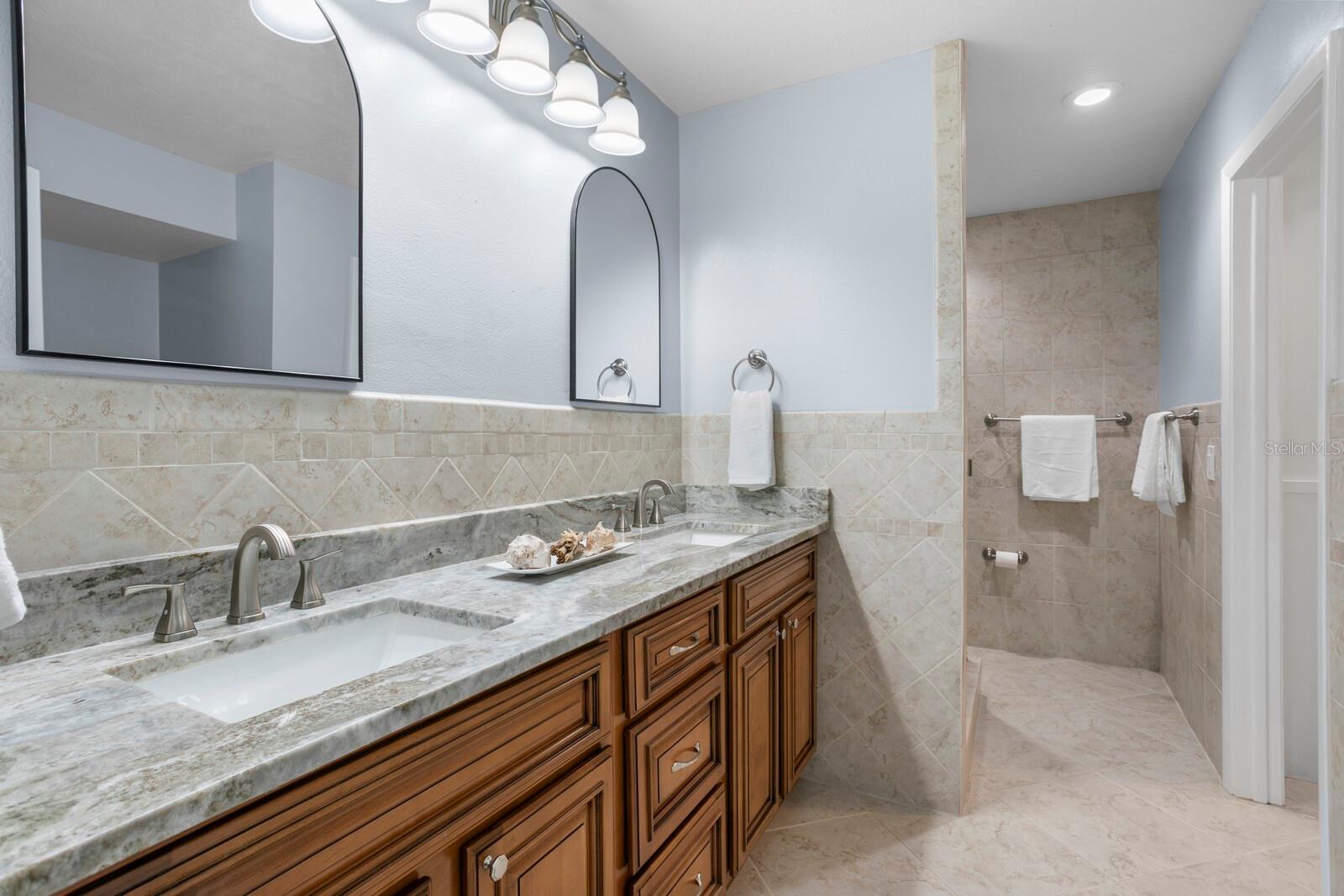 Dual sinks and granite countertops