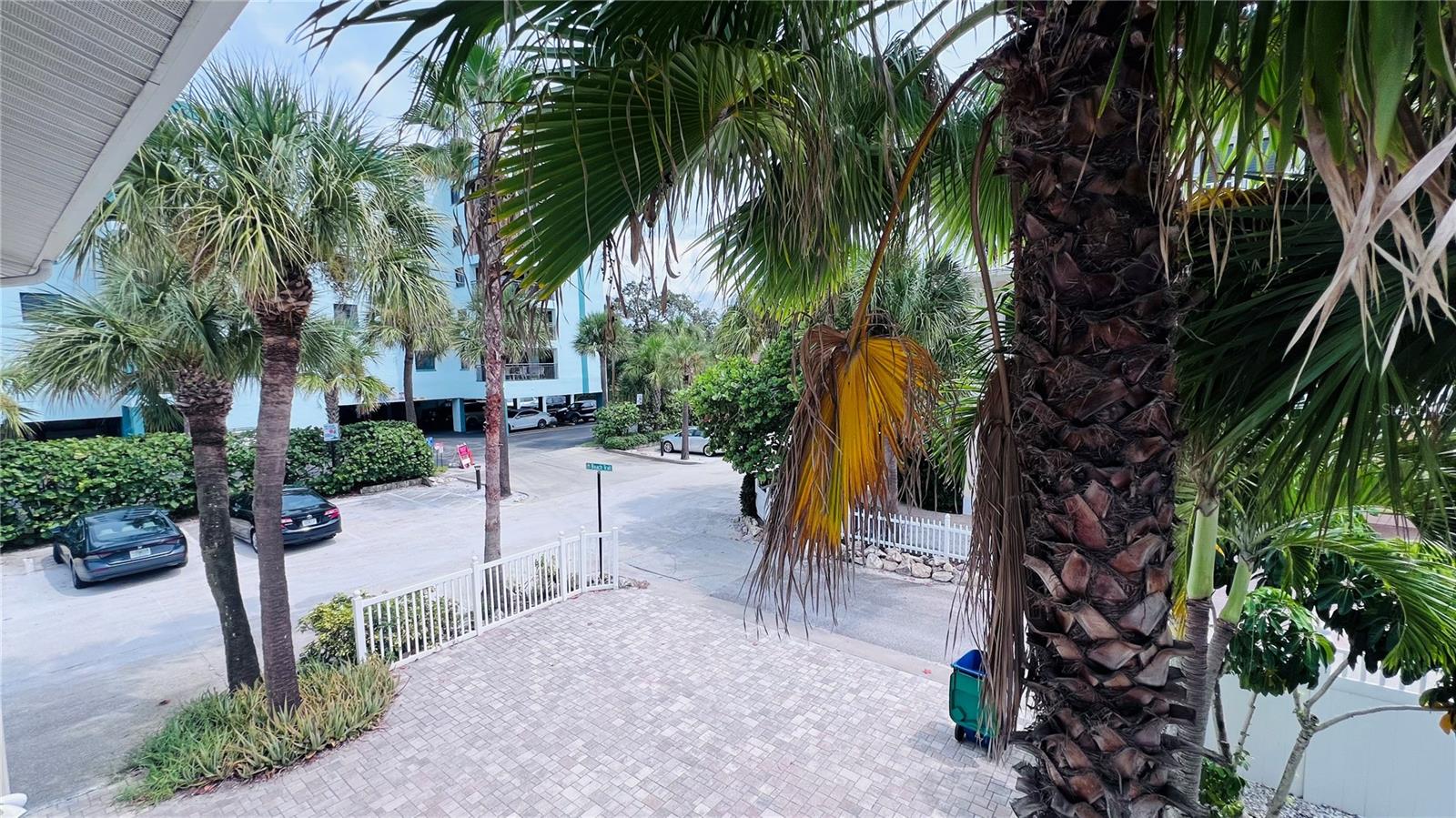 Parking area to the read of house