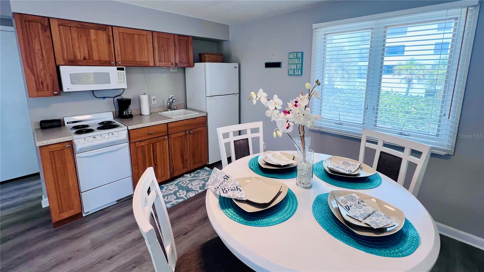 In Law Apartment over garage...dining and kitchen