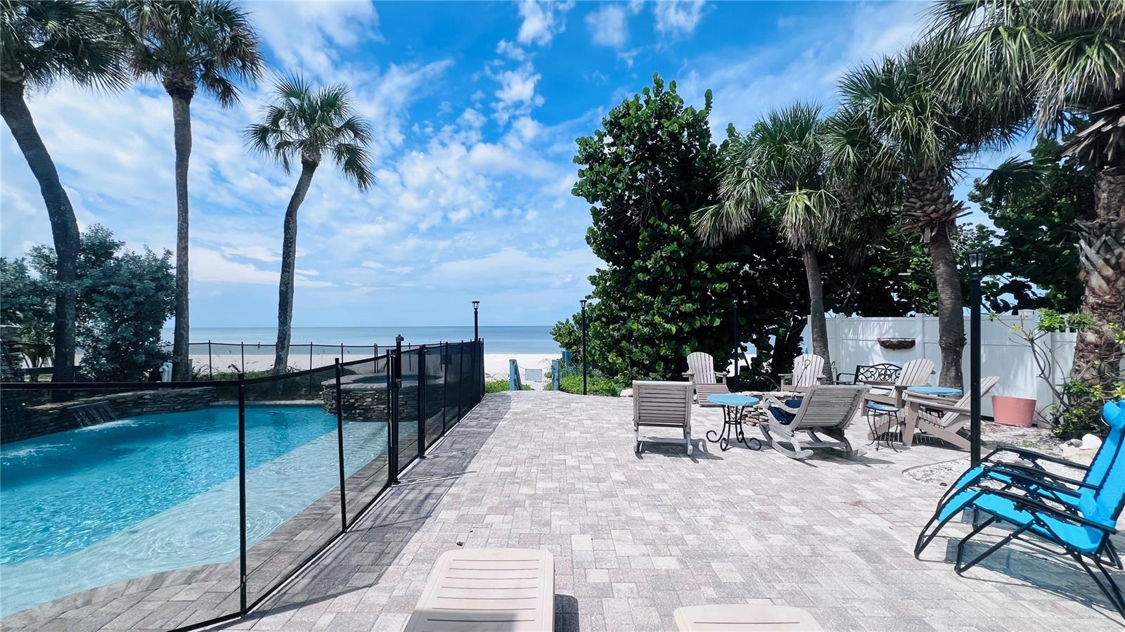 Pool and path to the BEACH