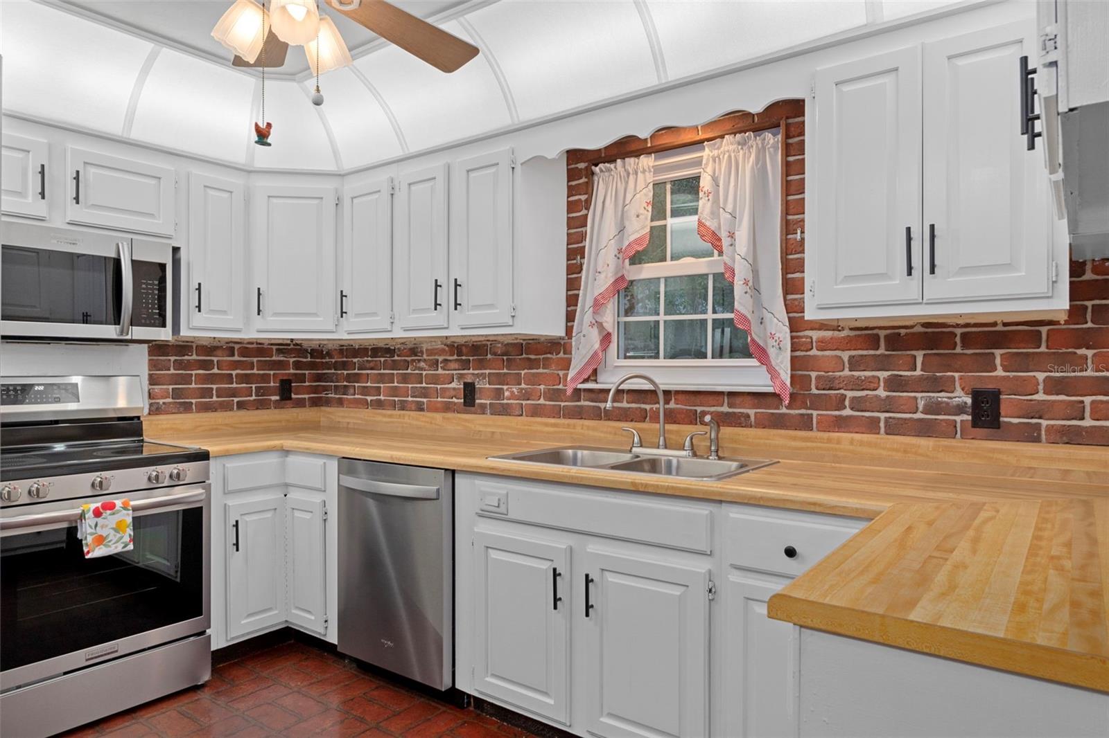 Kitchen with almost new appliances