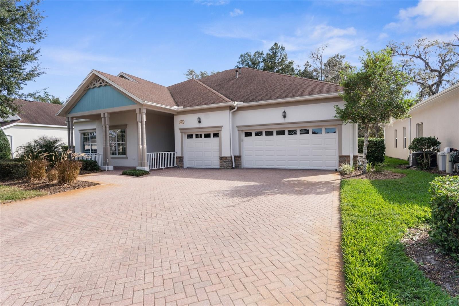 Wide driveway with pavers