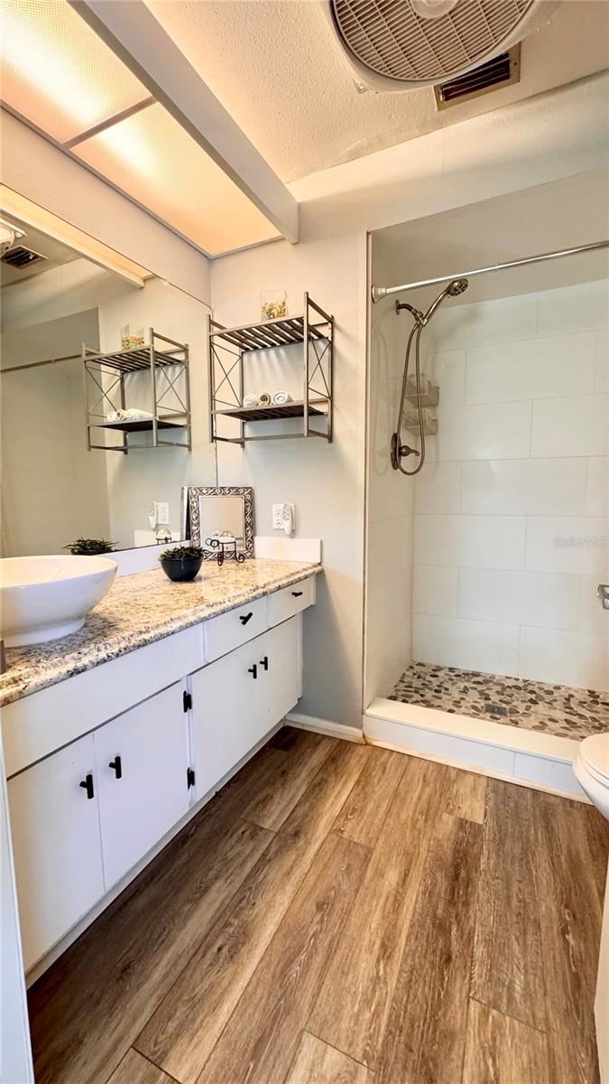 Master en-suite bath