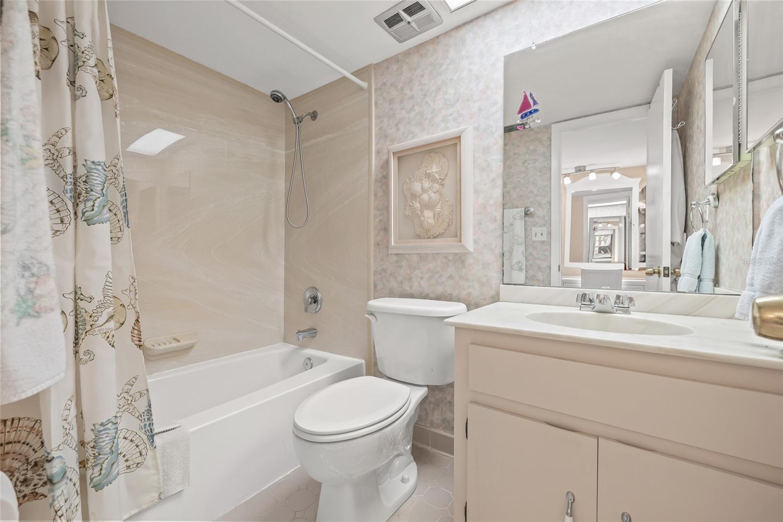 Primary en-suite with full bath and tub.