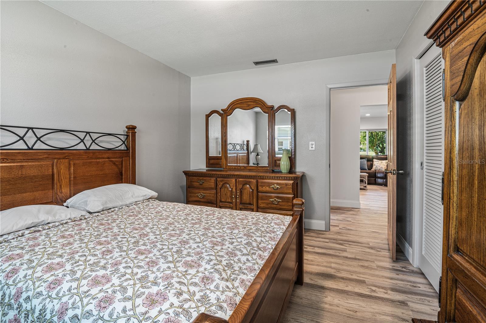2nd bedroom