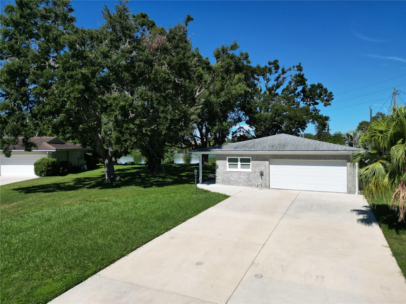 Triple Wide Driveway, bring on the boat, cars, trailers and party parking.