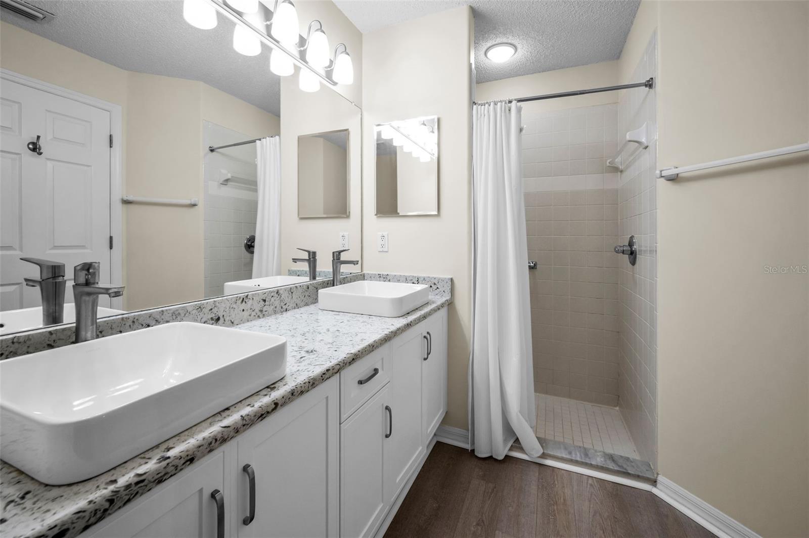 Master bedroom en suite bathroom