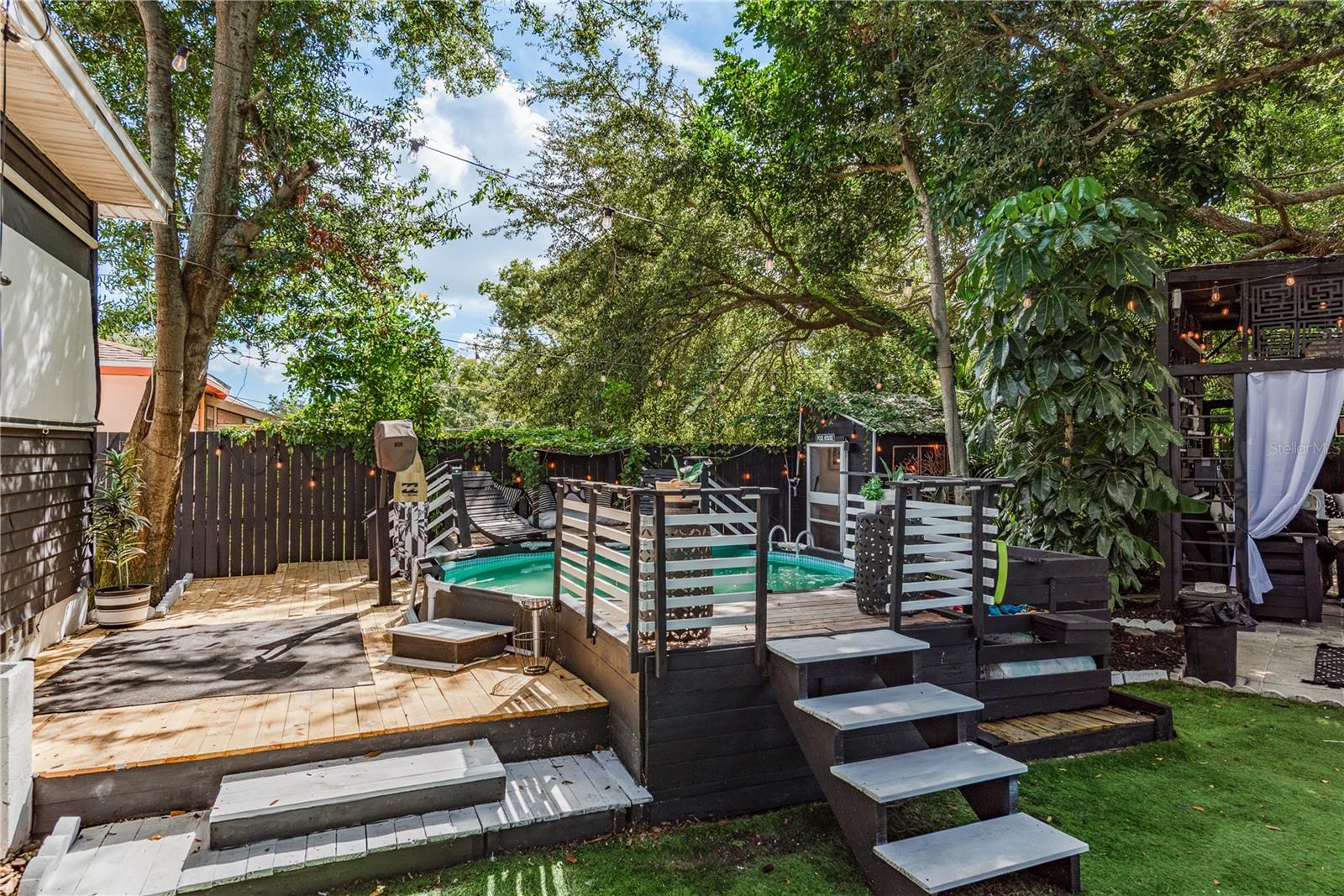 Relaxing pool