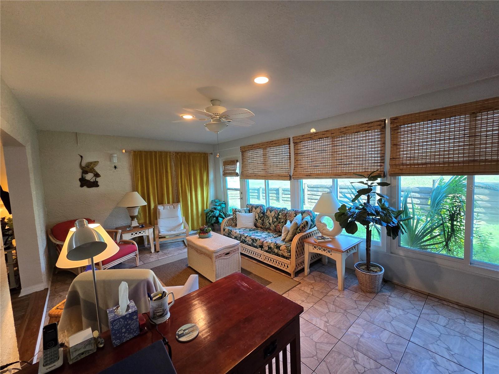 LARGE FLORIDA ROOM