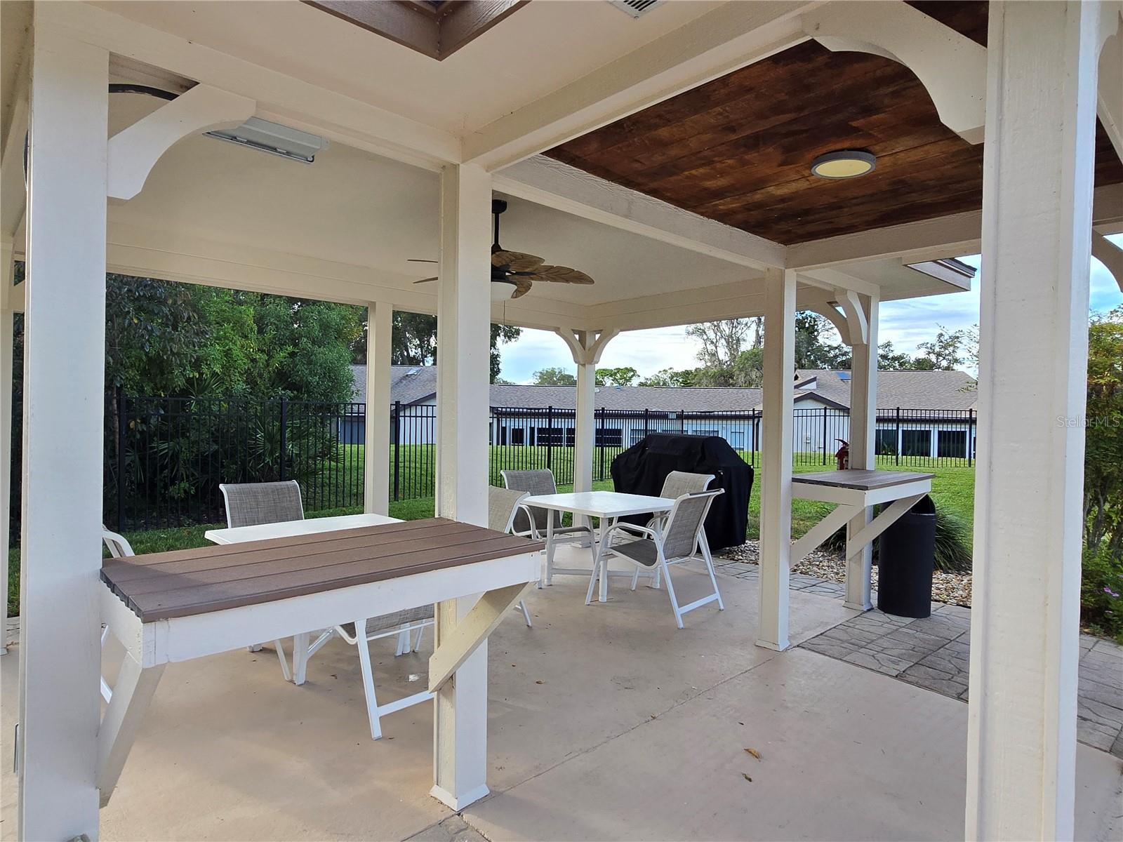 COMMUNITY GRILL & PICNIC AREA