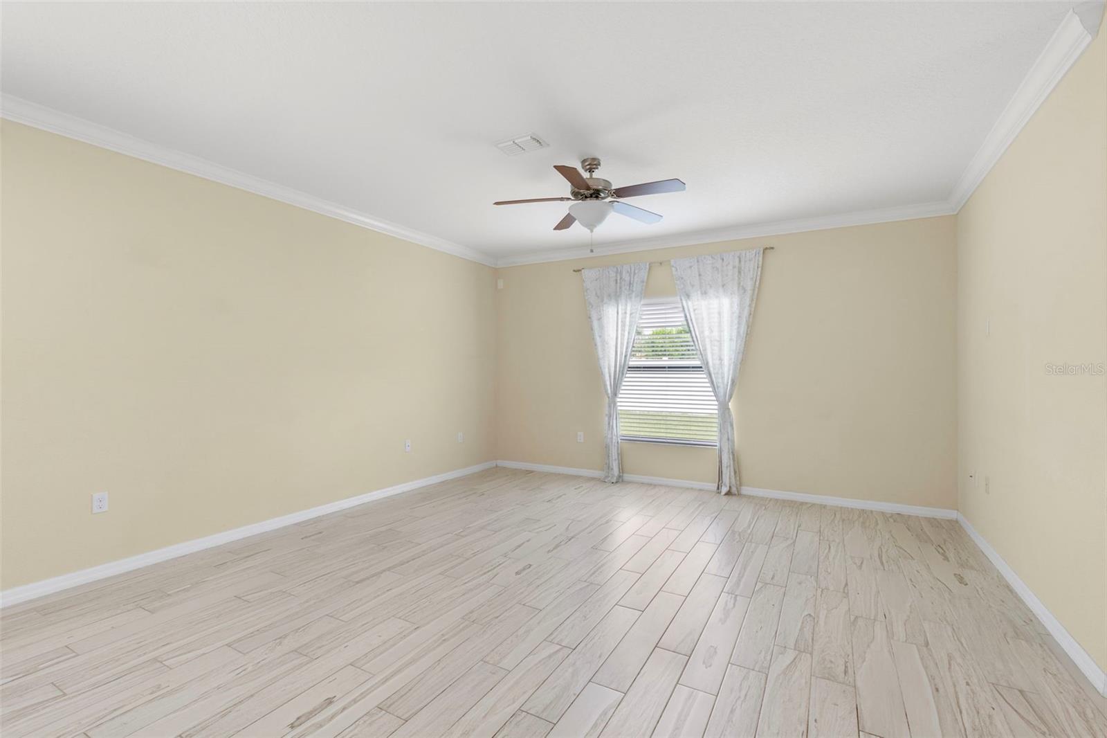 Living Room with crown molding and ceiling fan