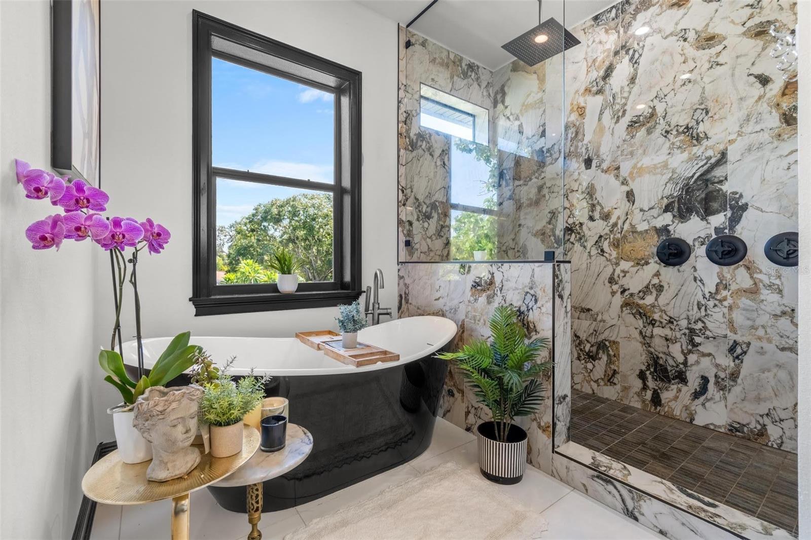 En-Suite Primary Bath w/ acrylic two-tone Soaking Tub.