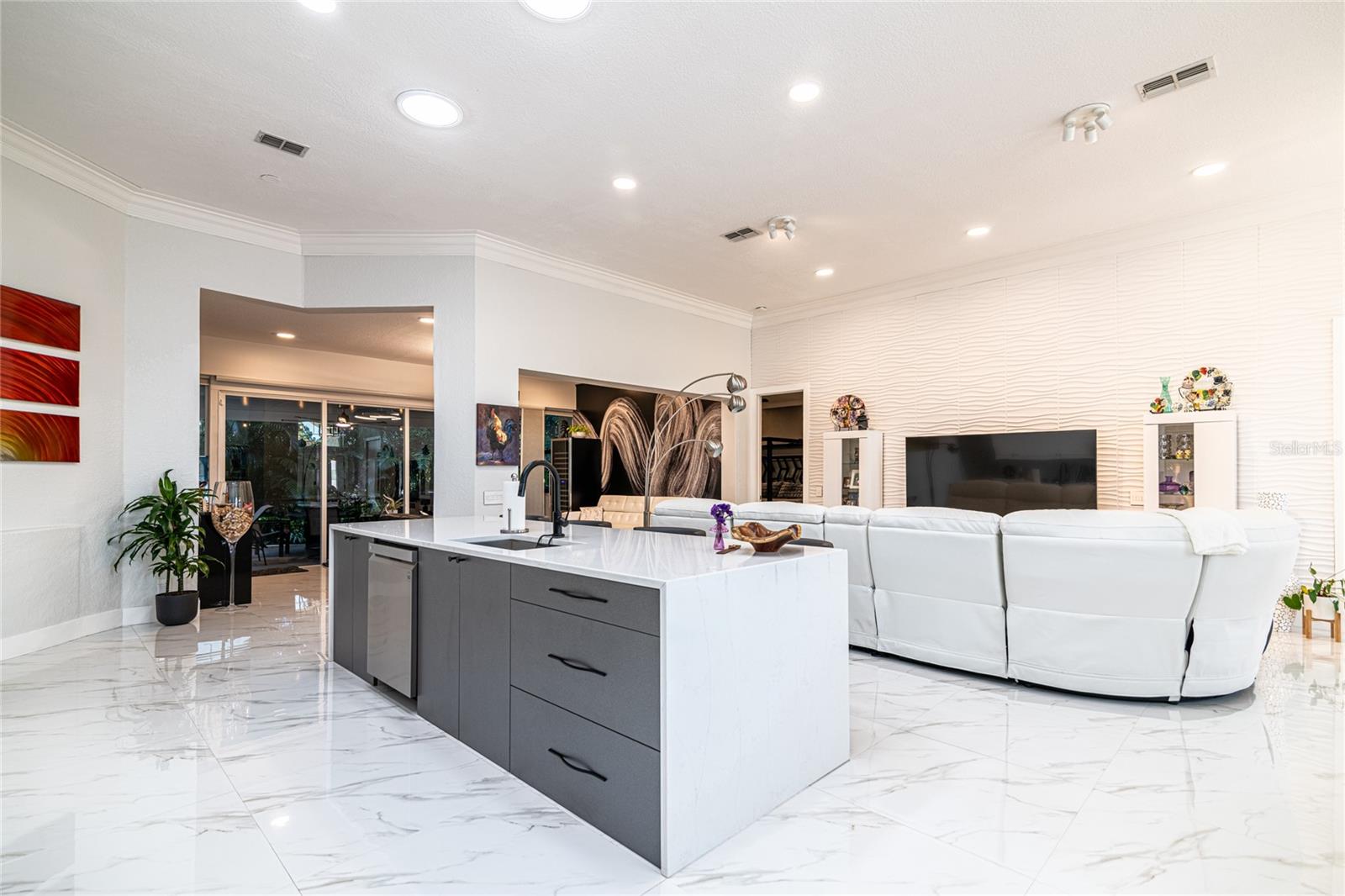 VIEW LIVING ROOM AND KITCHEN