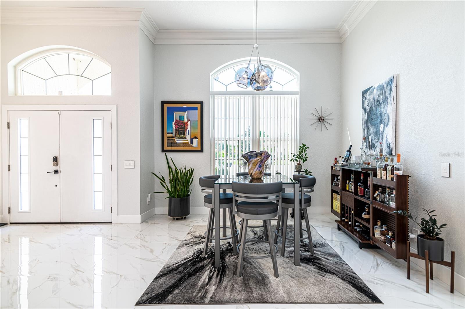 VIEW ENTRANCE - DINING AREA