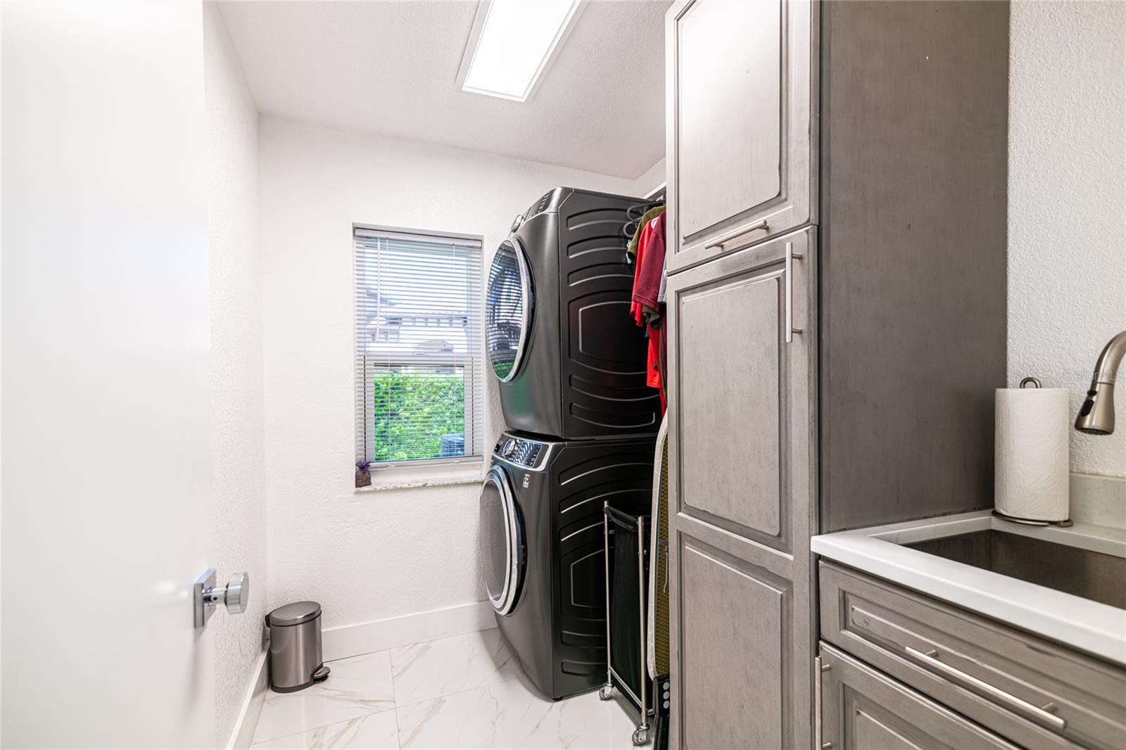 WASHMACHINE AND DRYER STACKABLES - LAUNDRY ROOM