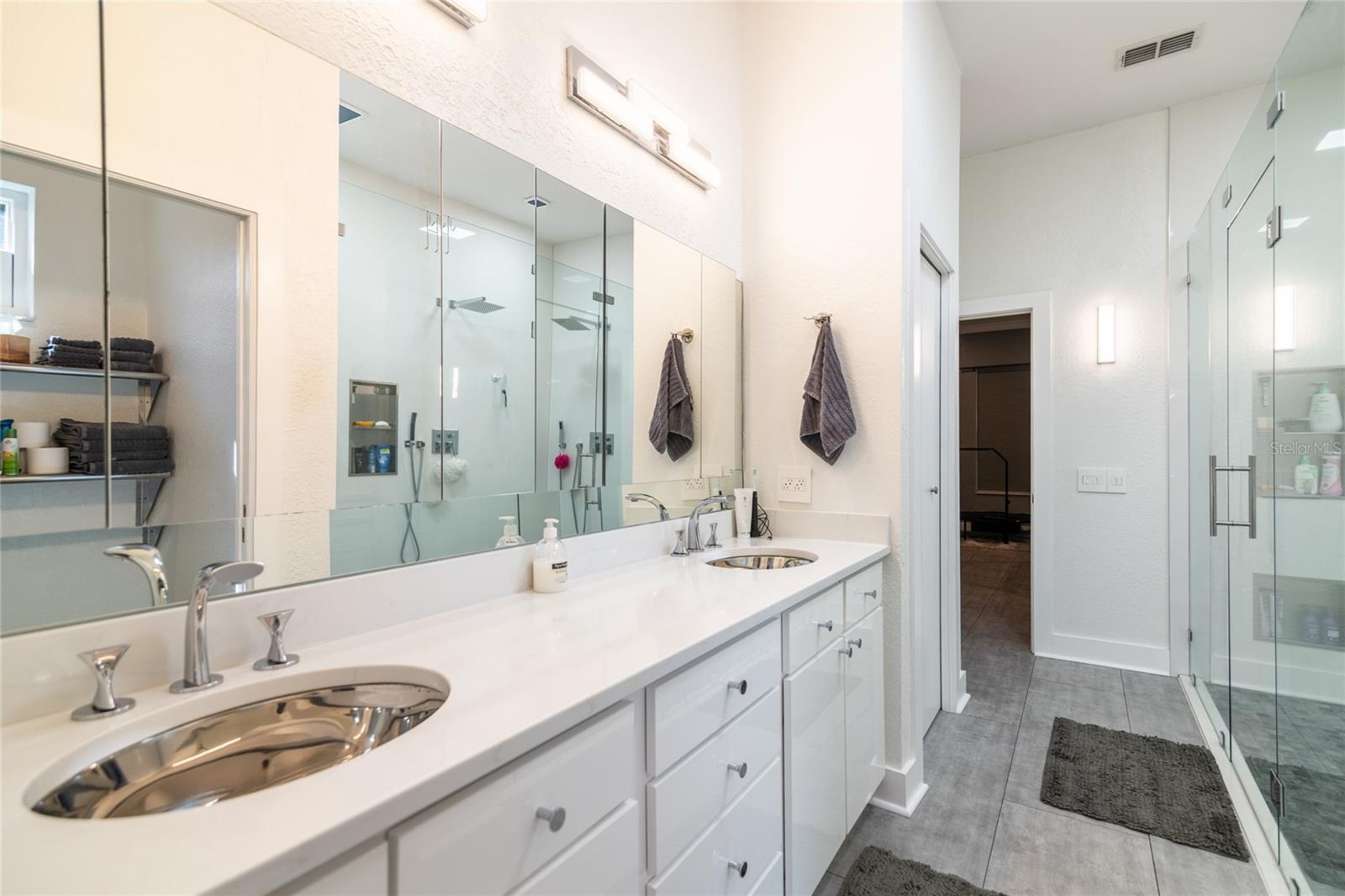 EN-SUITE BATHROOM