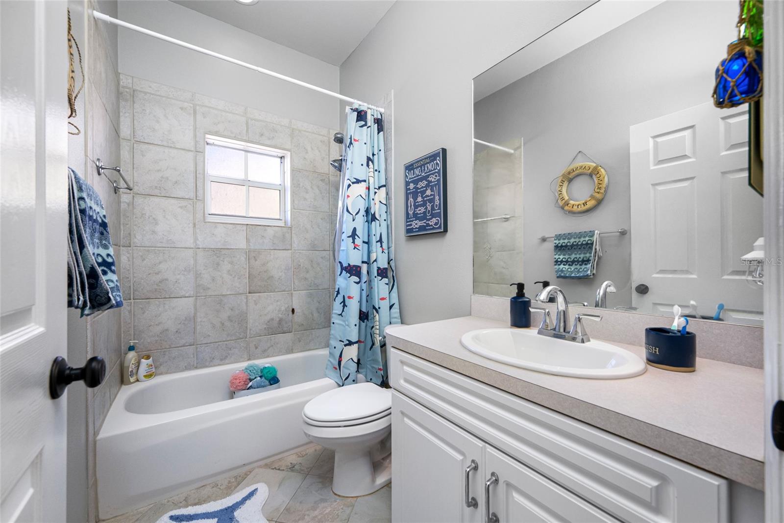 Hall bath between BR 3 and 4