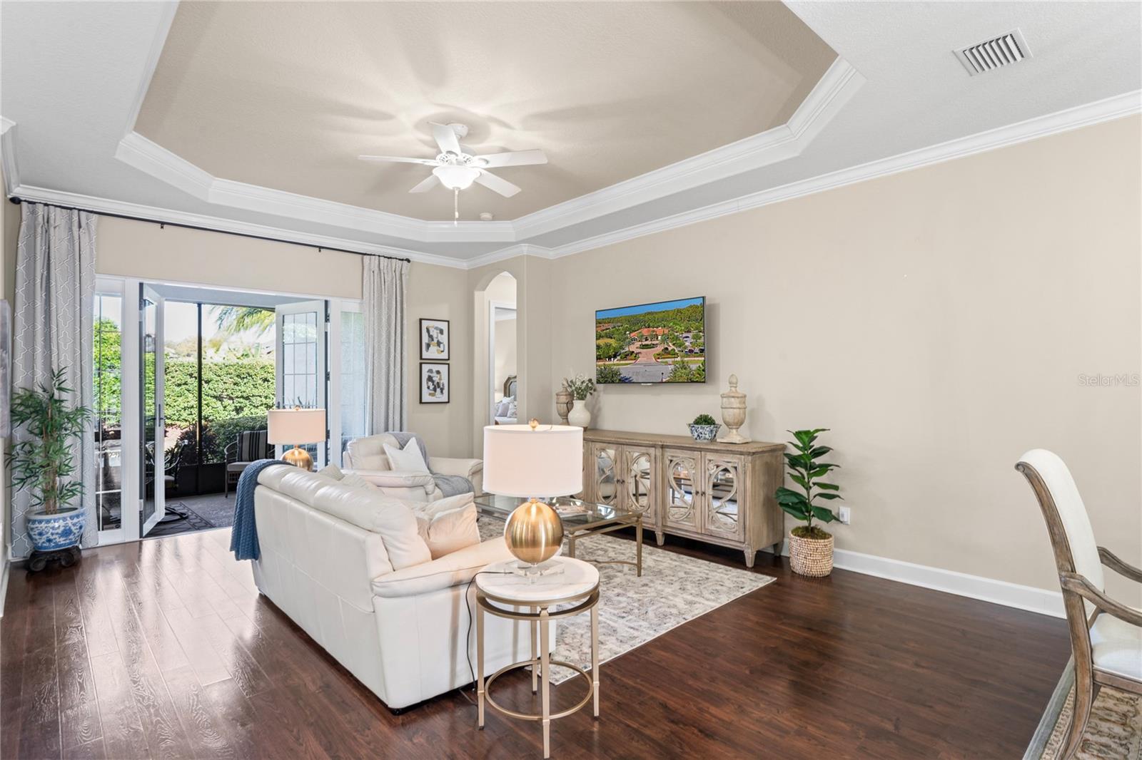 Living room w/ tray ceiling
