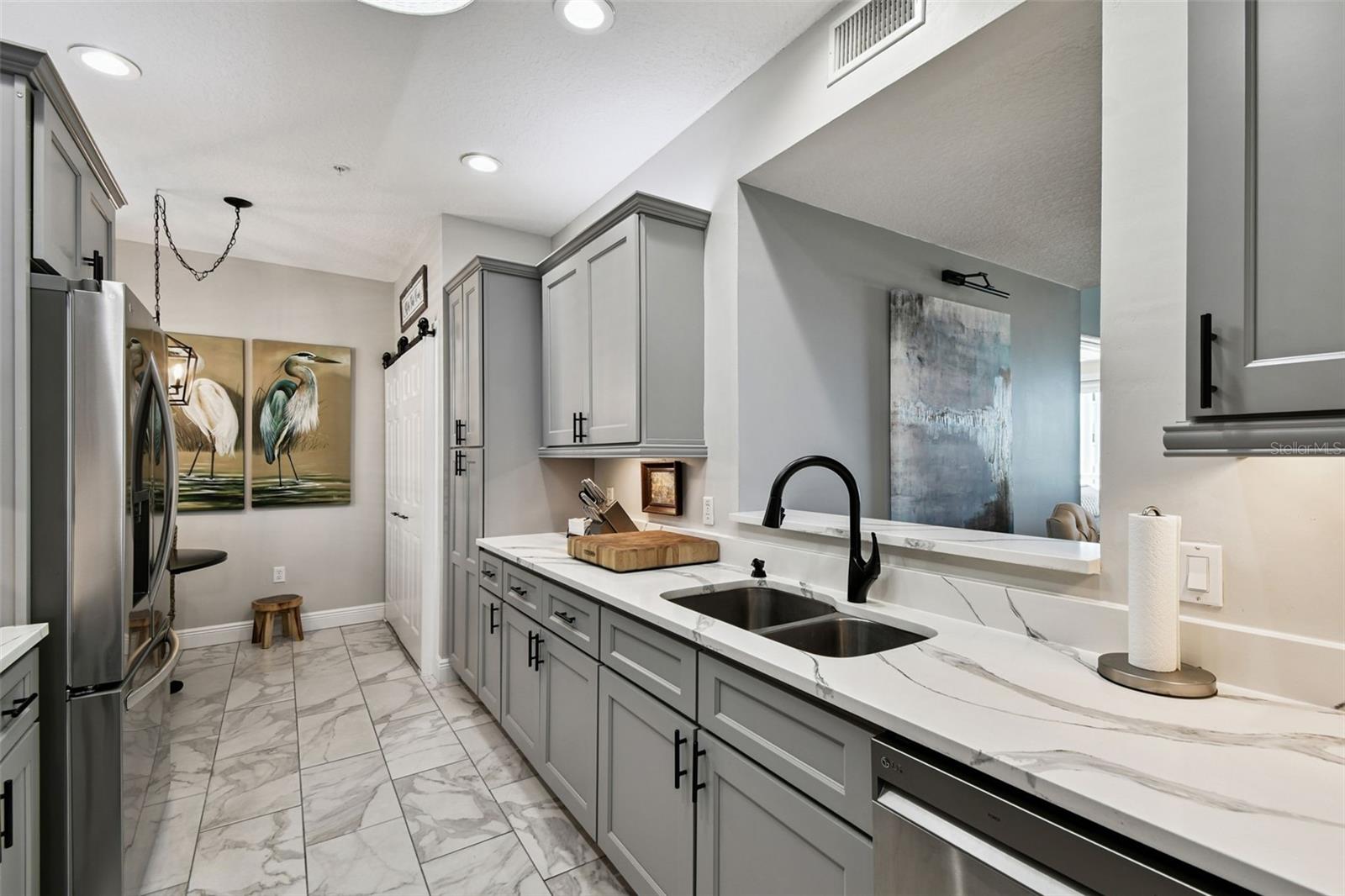 Modern cabinets, pass-thru opens to dining/great room area
