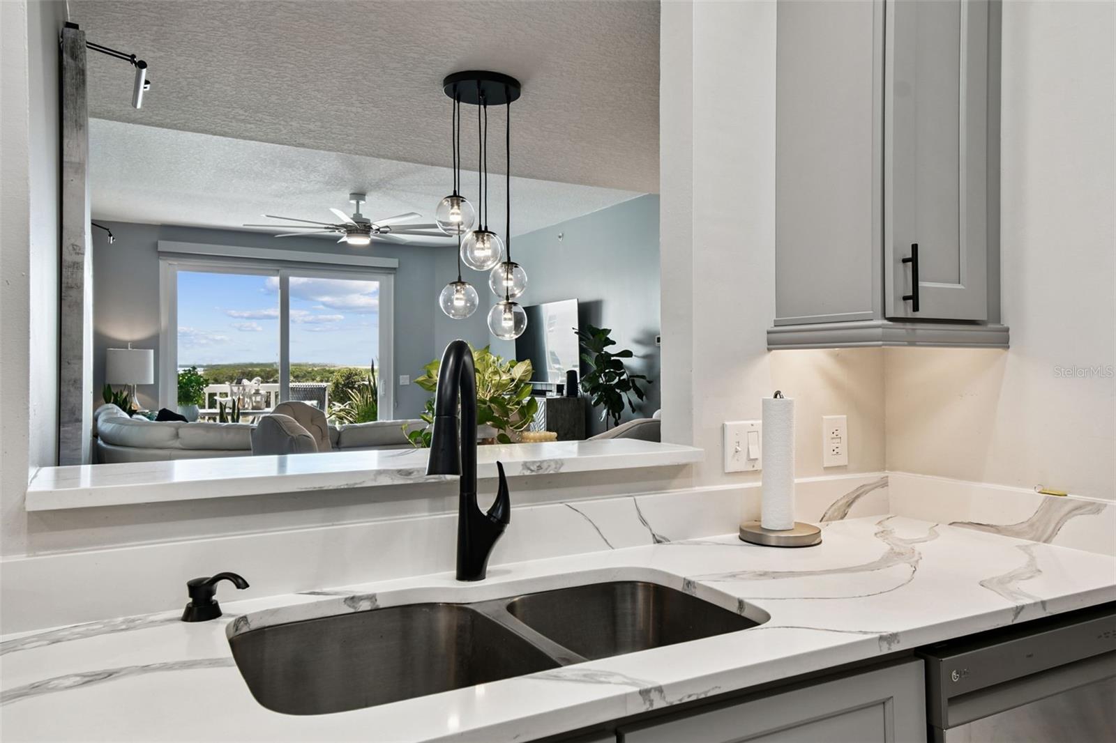 Pass-thru to dining/great room area