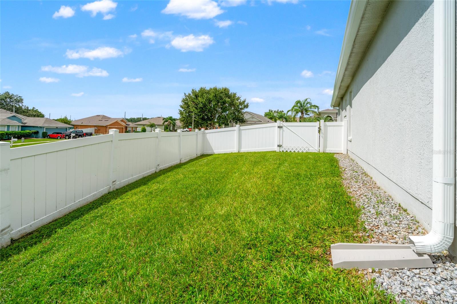 What a large side yard!