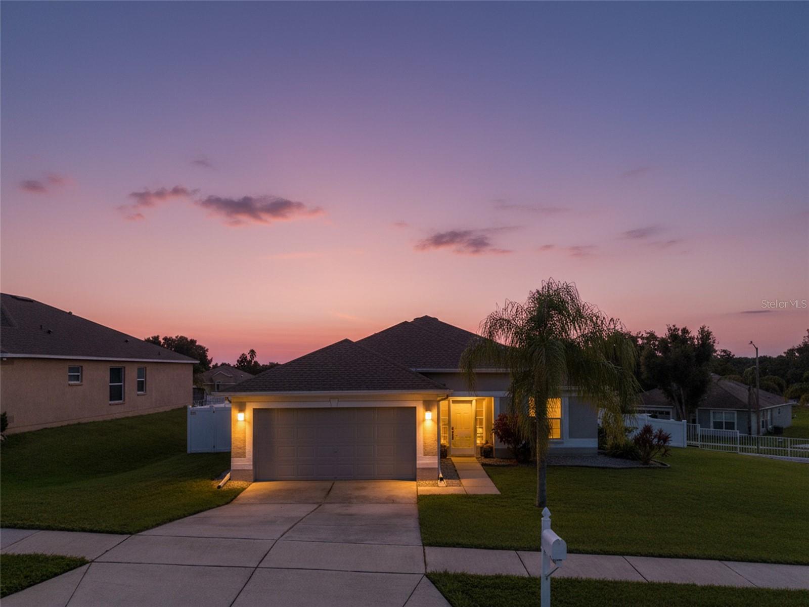 How beautiful is the night sky in this rolling hills community?!